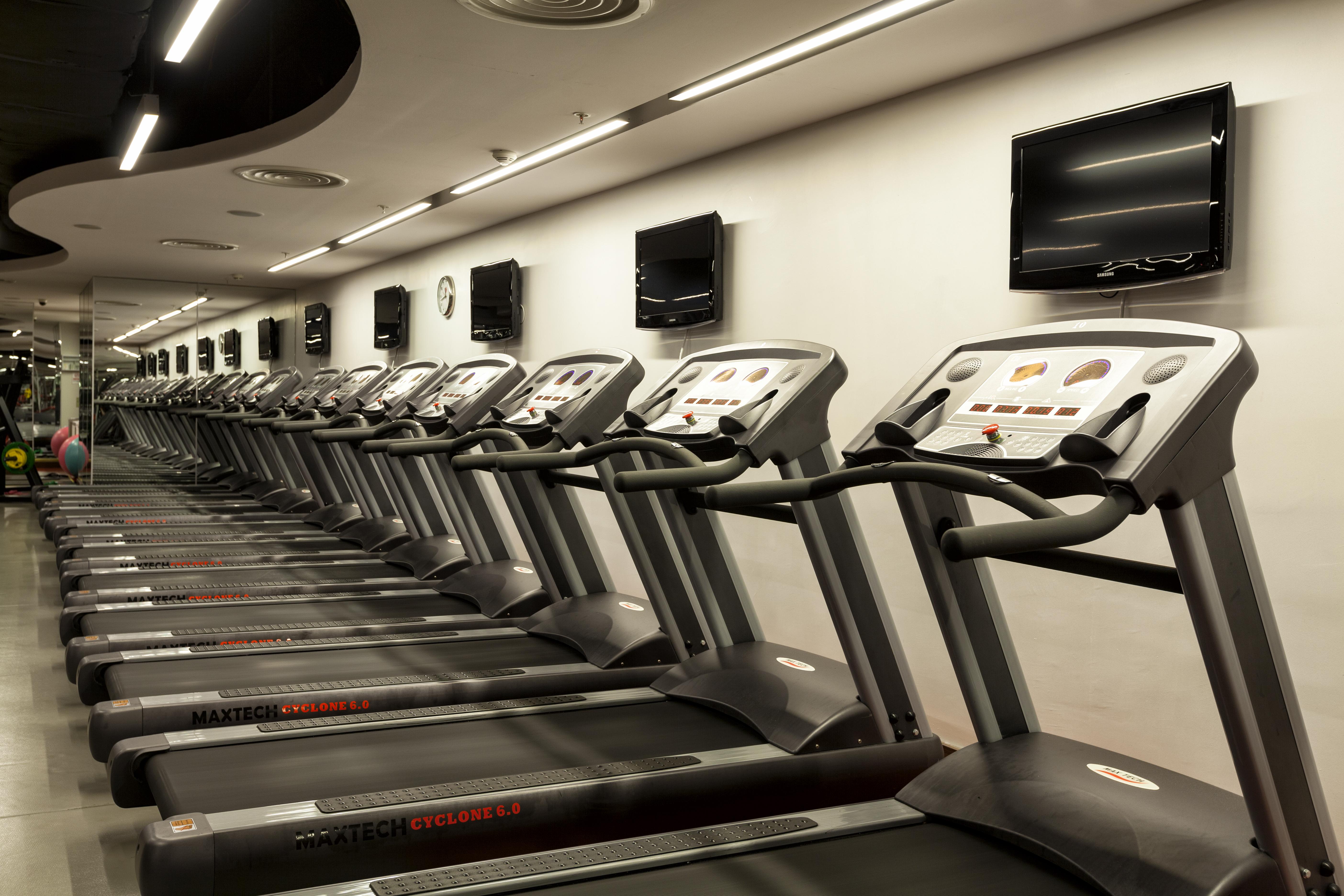 Hotel Ramada Plaza By Wyndham Izmit Kocaeli Exteriér fotografie A row of treadmills