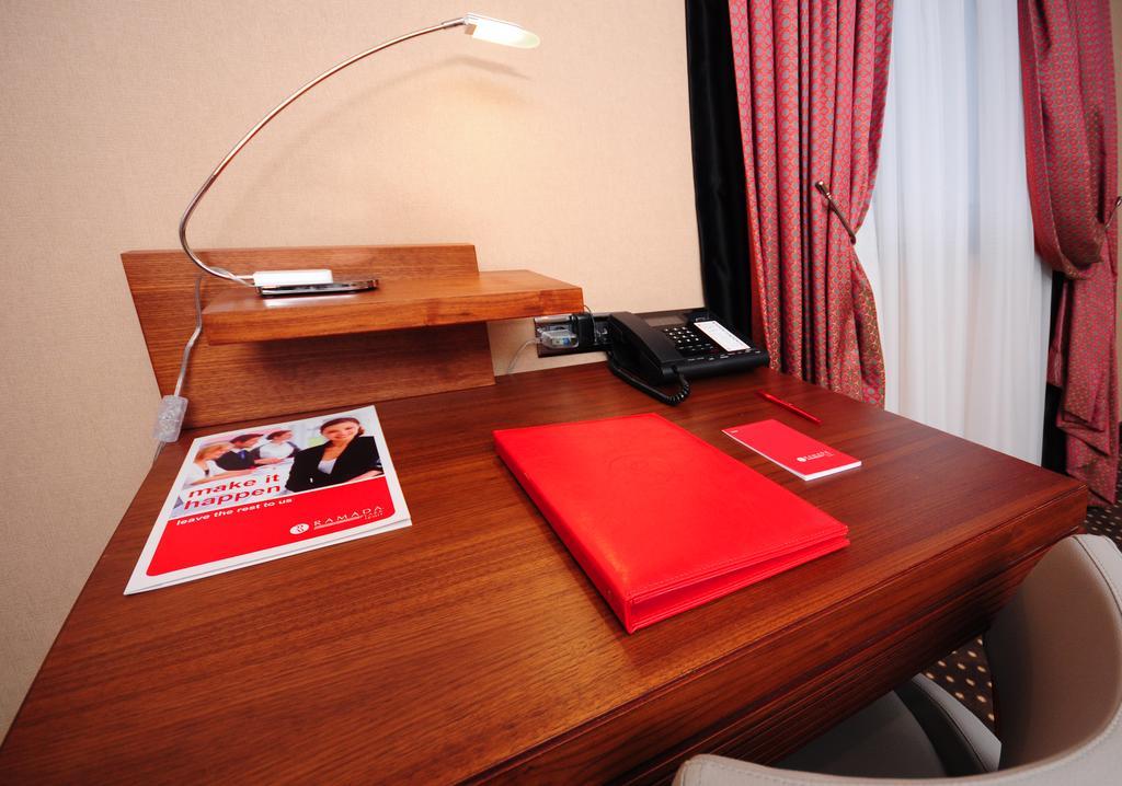 Hotel Ramada Plaza By Wyndham Izmit Kocaeli Exteriér fotografie A typical hotel room desk