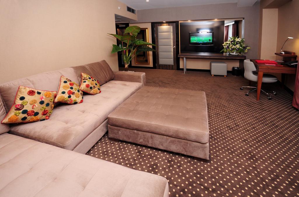 Hotel Ramada Plaza By Wyndham Izmit Kocaeli Exteriér fotografie A suite at the hotel