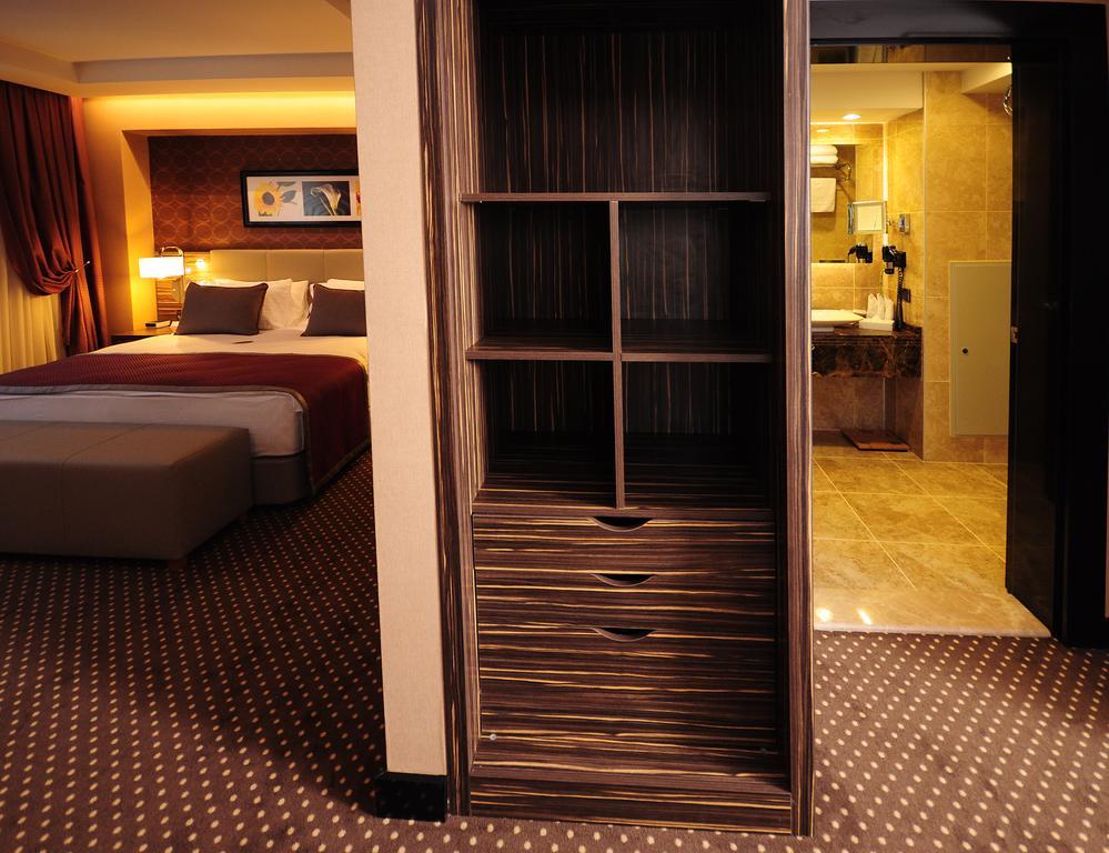Hotel Ramada Plaza By Wyndham Izmit Kocaeli Exteriér fotografie A room at the hotel