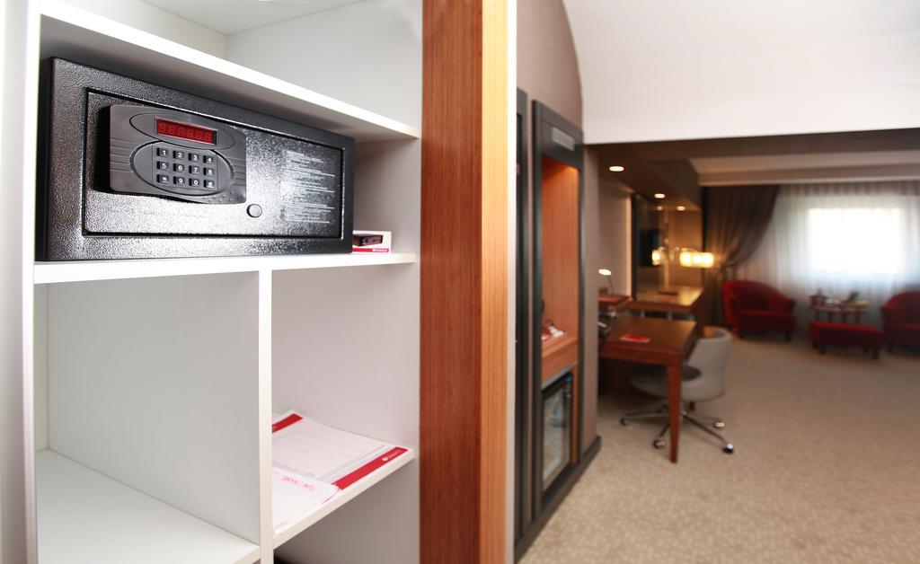 Hotel Ramada Plaza By Wyndham Izmit Kocaeli Exteriér fotografie A safe in a hotel room