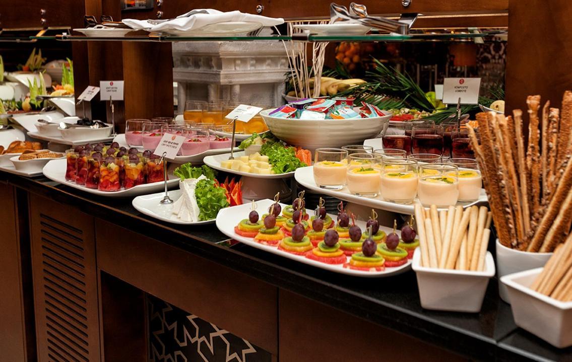Hotel Ramada Plaza By Wyndham Izmit Kocaeli Exteriér fotografie A buffet