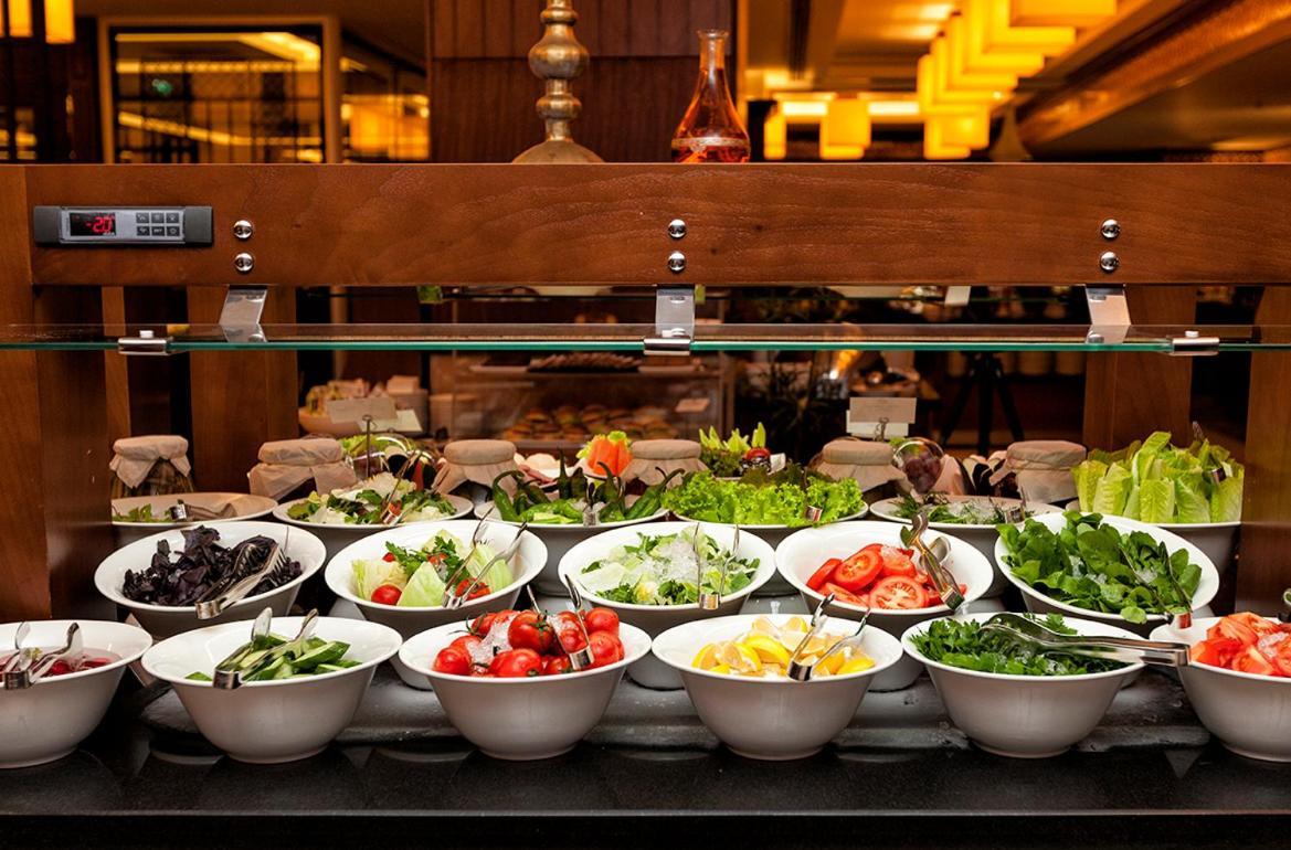 Hotel Ramada Plaza By Wyndham Izmit Kocaeli Exteriér fotografie A salad bar