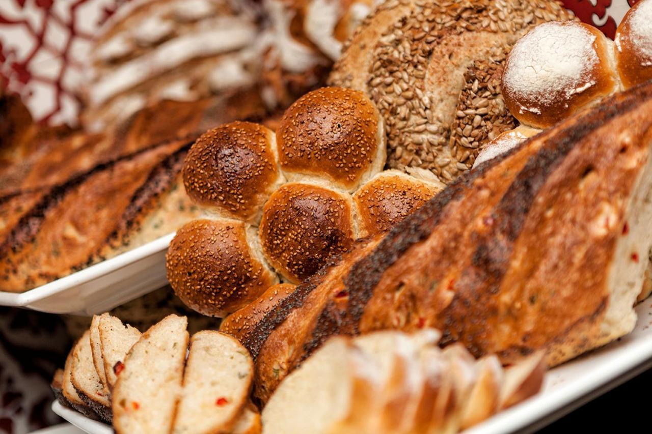 Hotel Ramada Plaza By Wyndham Izmit Kocaeli Exteriér fotografie Assorted breads